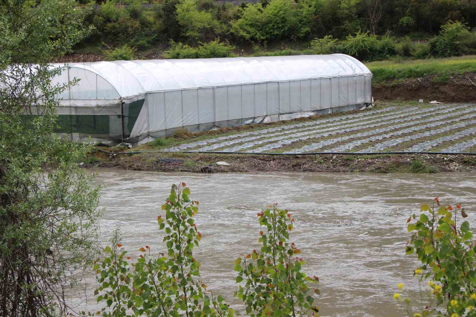 ciftcinin taskin nobeti arazisindeki bitkiler yesilirmaktan sizan suyun altinda kaldi 8