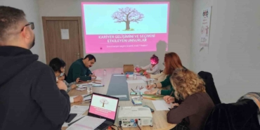ciftler-saygili-bir-evlilige-aileler-cocuklarini-gormeye-ve-duymaya-hazirlaniyor-9zrGh2df.jpg