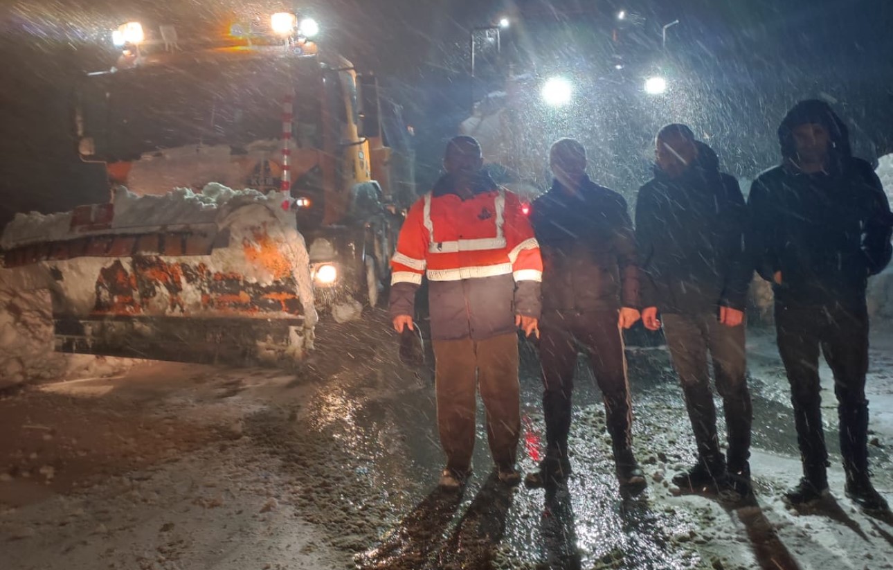 cig altinda kalan araca 2 saatlik operasyon mahsur kalan vatandaslar kurtarildi 4 Yk2DFwRf