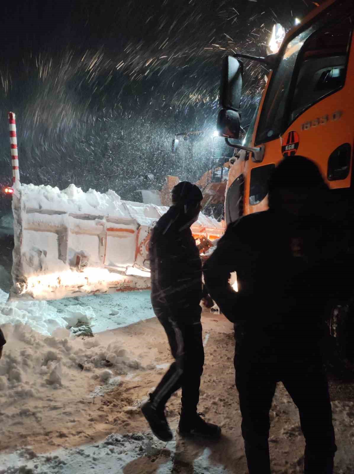 cig altinda kalan araca 2 saatlik operasyon mahsur kalan vatandaslar kurtarildi 7 CLknEQzF