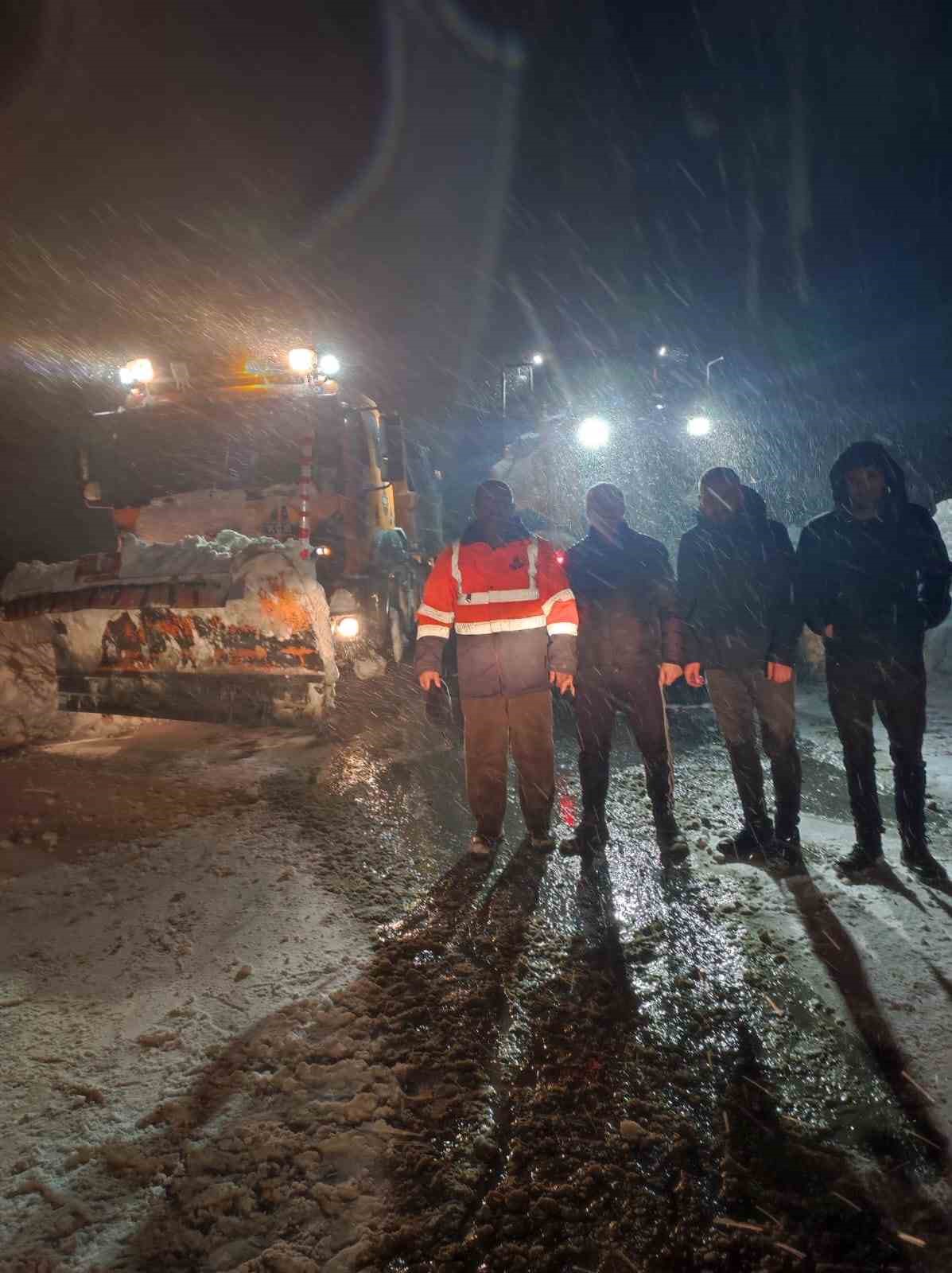 cig altinda kalan araca 2 saatlik operasyon mahsur kalan vatandaslar kurtarildi 8 5Ulb64EJ