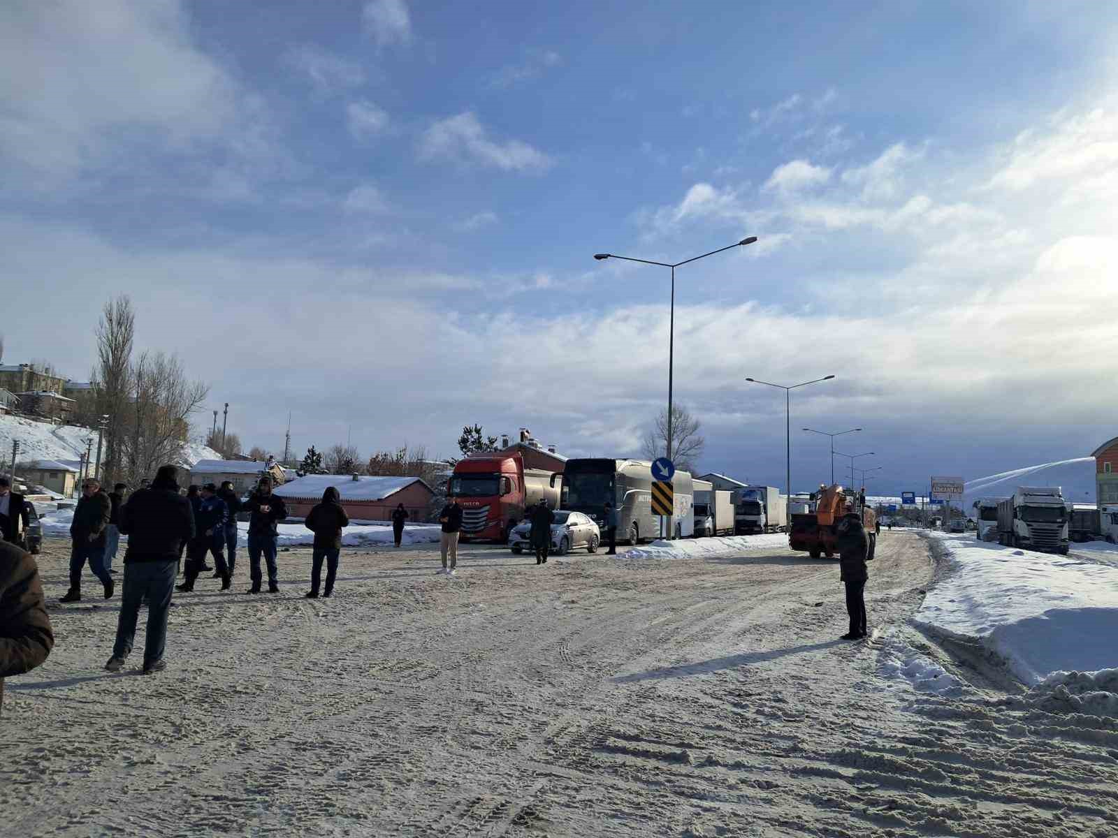 cig nedeniyle askale bayburt yolu trafige kapatildi 1 YpXOjLra