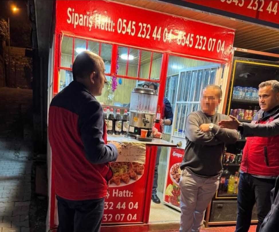 Çiğköfteye deterjan kabıyla sos döken esnafa 250 bin TL ceza: İş yeri kapatılıp kaldırıldı 9 cigkofteye deterjan kabiyla sos doken esnafa 250 bin tl ceza is yeri kapatilip kaldirildi GPQ7NZjC