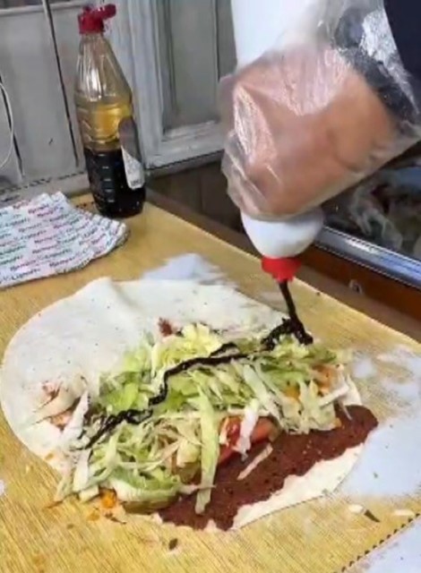 Çiğköfteye deterjan kabıyla sos döken esnafa 250 bin TL ceza: İş yeri kapatılıp kaldırıldı 10 cigkofteye deterjan kabiyla sos doken esnafa 250 bin tl ceza is yeri kapatilip kaldirildi