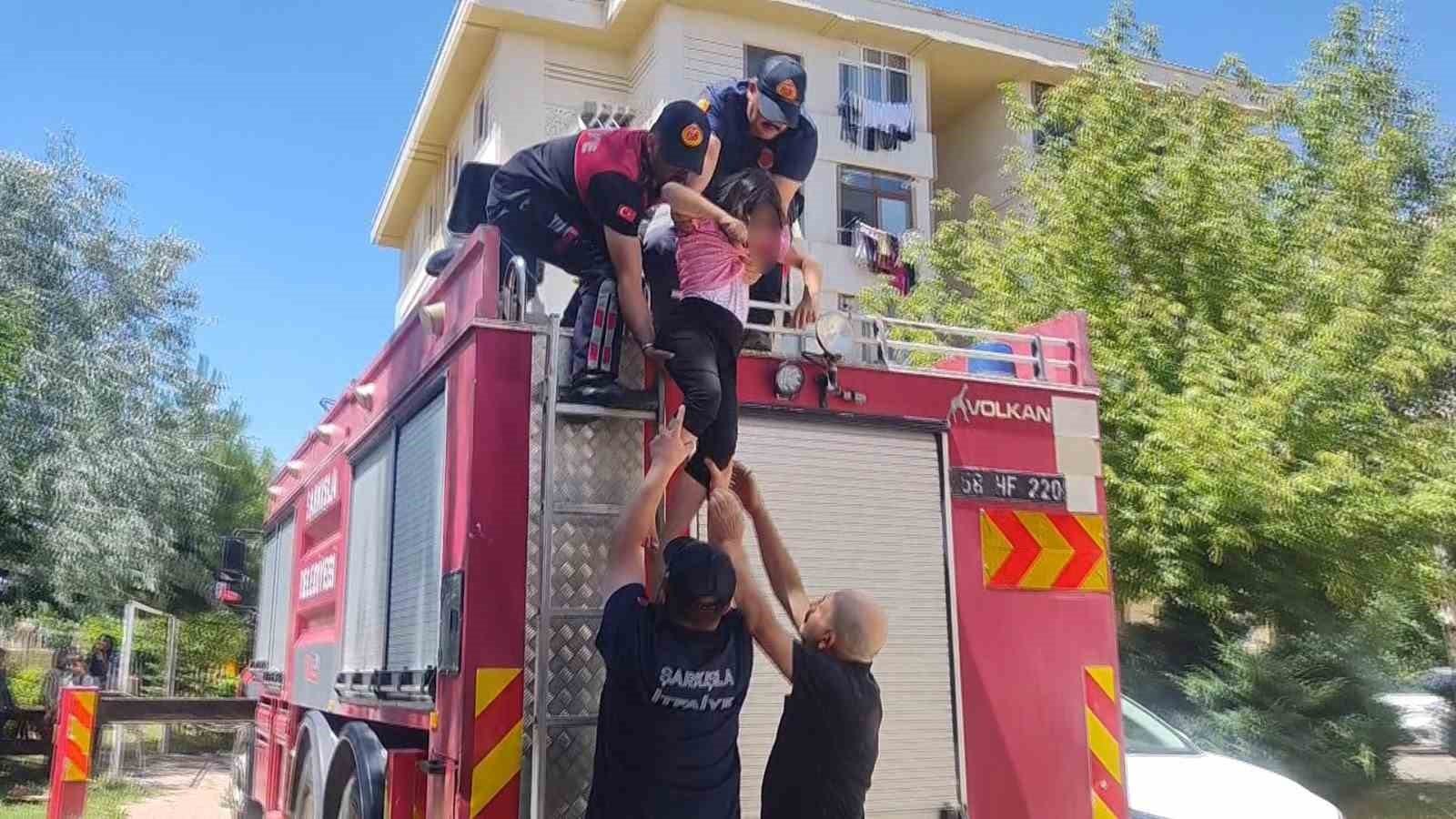 ciktigi agacta mahsur kalan otizmli cocuk itfaiye ekiplerince kurtarildi 2 ZIrANjIP