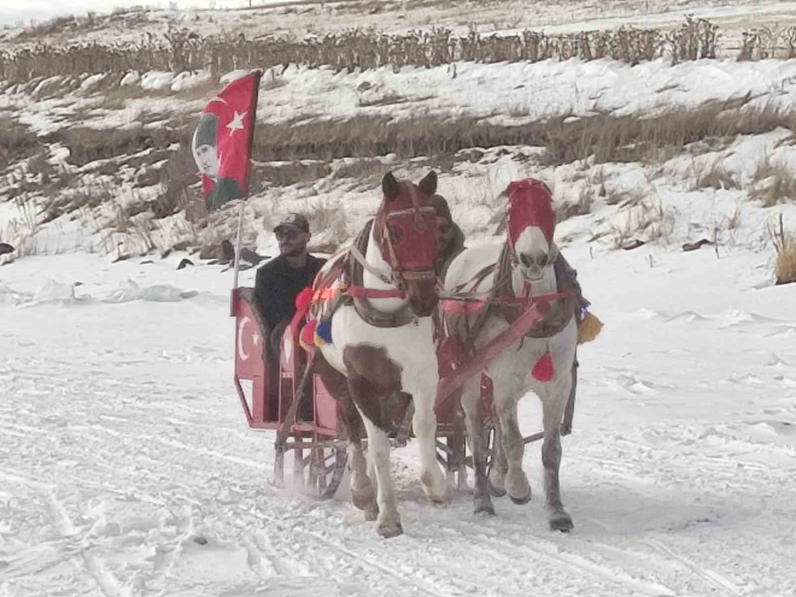 cildir golu uzerinde atli gezi ve halay keyfi 1