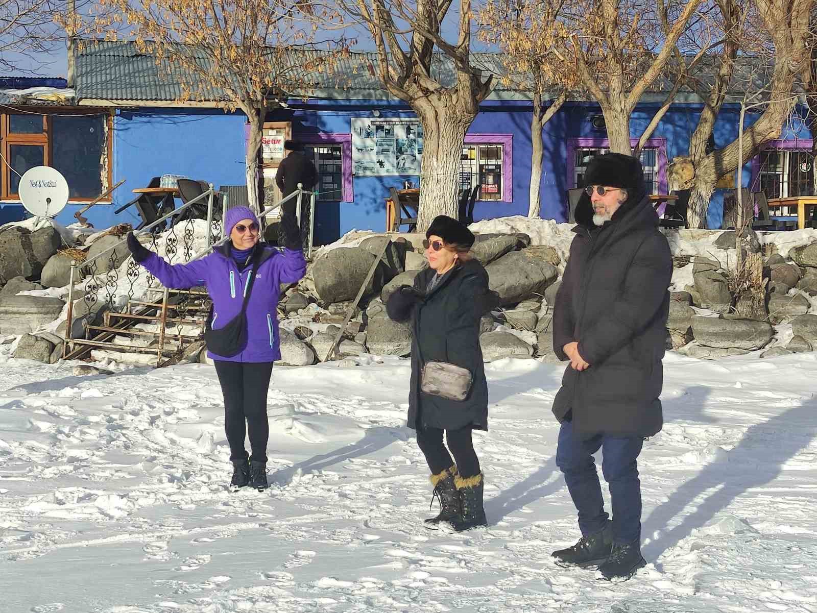 cildir golu uzerinde atli gezi ve halay keyfi 4 FbHPY2Ta