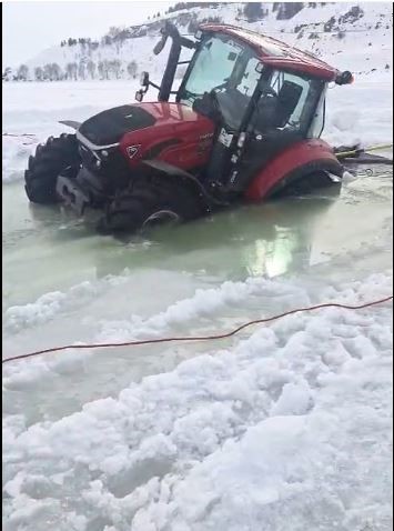 cildir golu yuzeyindeki buz kirildi traktor sulara gomuldu 1 T4F31Rnm