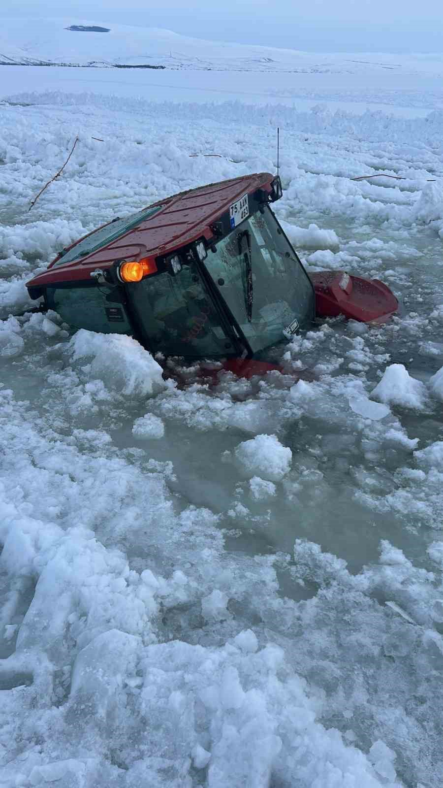 cildir golu yuzeyindeki buz kirildi traktor sulara gomuldu 2 MndNjcmy