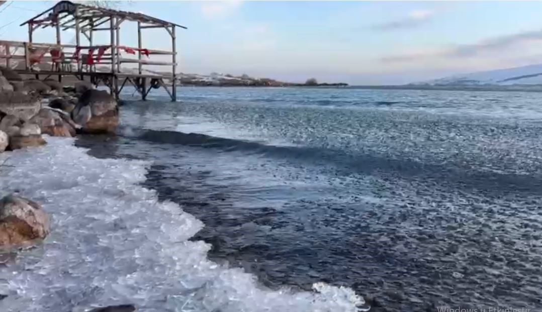 cildir golunde buz kutleleri sahile vurdu 2 DpK1EHpD