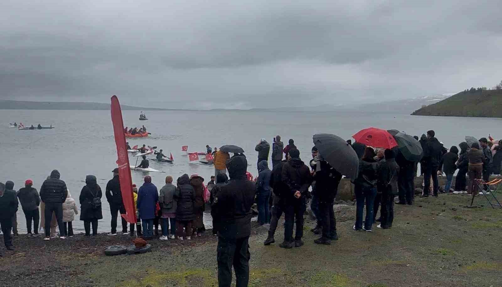 cildirli cocuklar 19 mayista yaptigi su sporlari gosterisi nefes kesti 0