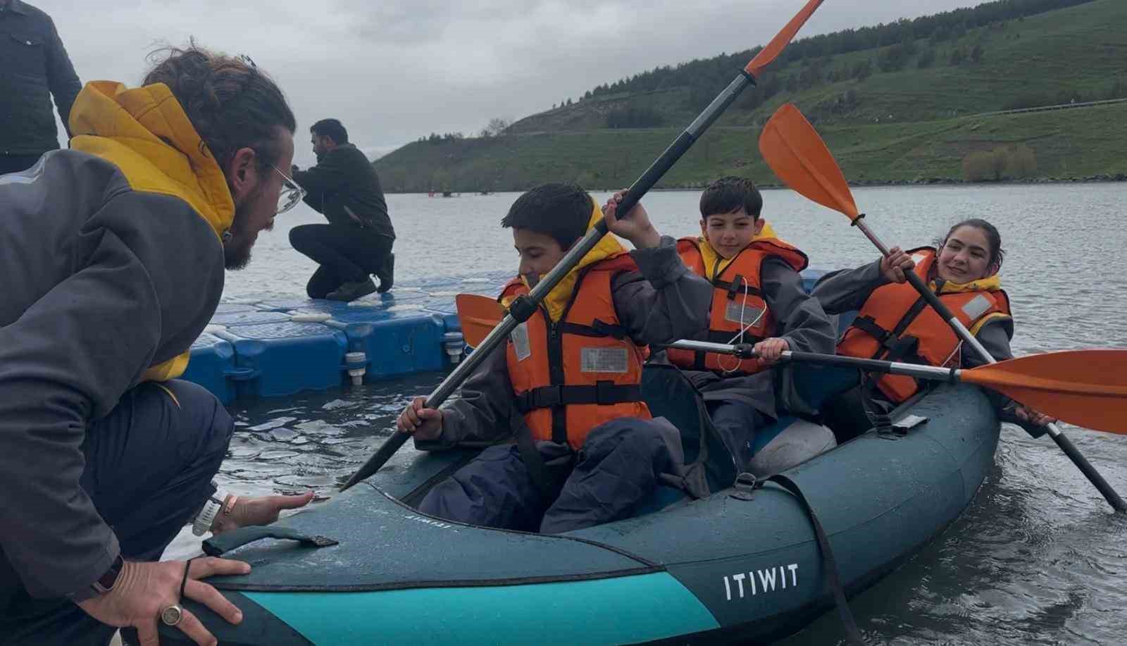 cildirli cocuklar 19 mayista yaptigi su sporlari gosterisi nefes kesti 1 JVp7hgVk