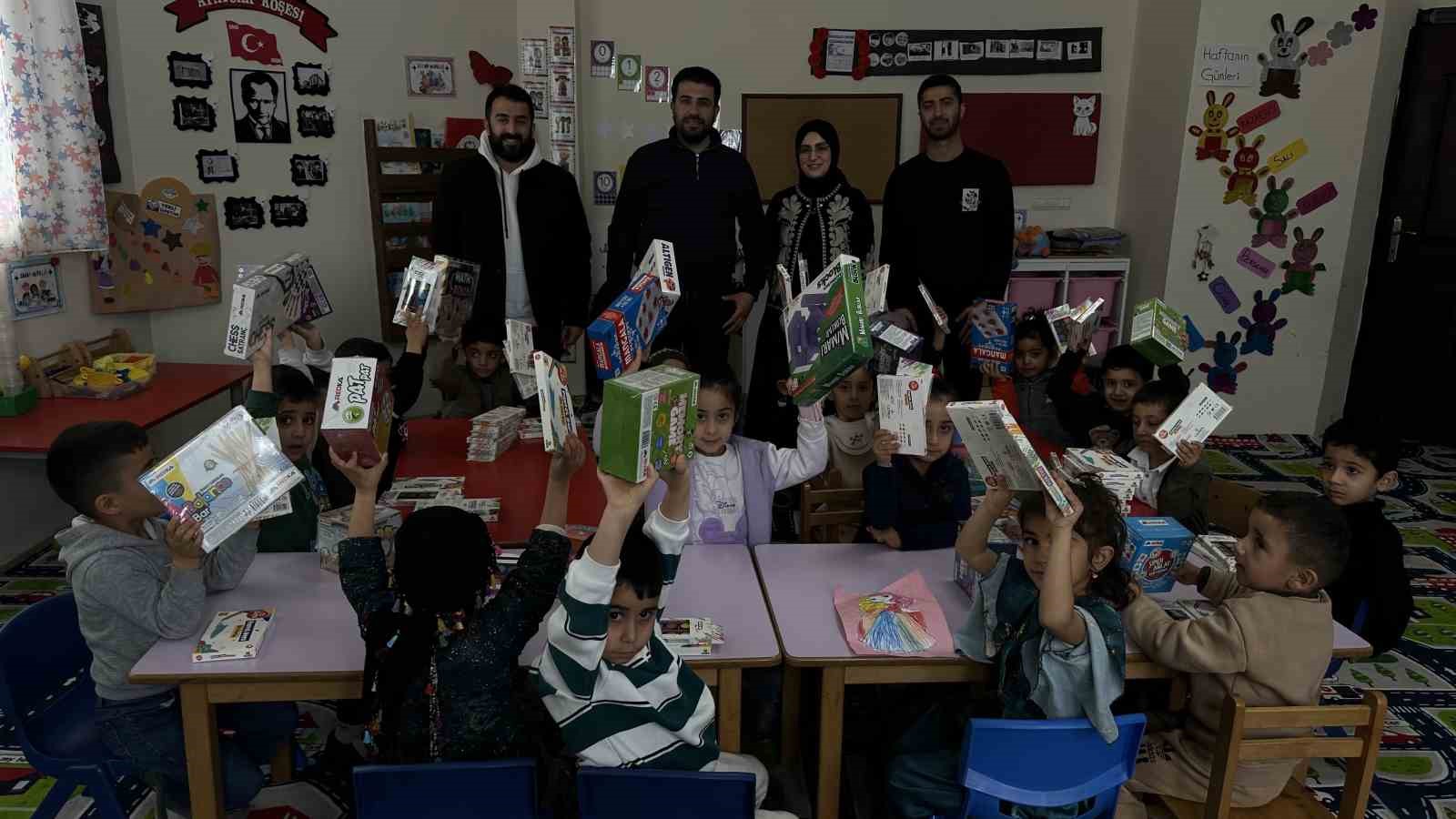 cilo dagi eteklerindeki okula zeka oyunu seti ile kirtasiye malzemesi hediye edildi 0 fI1WTtIF