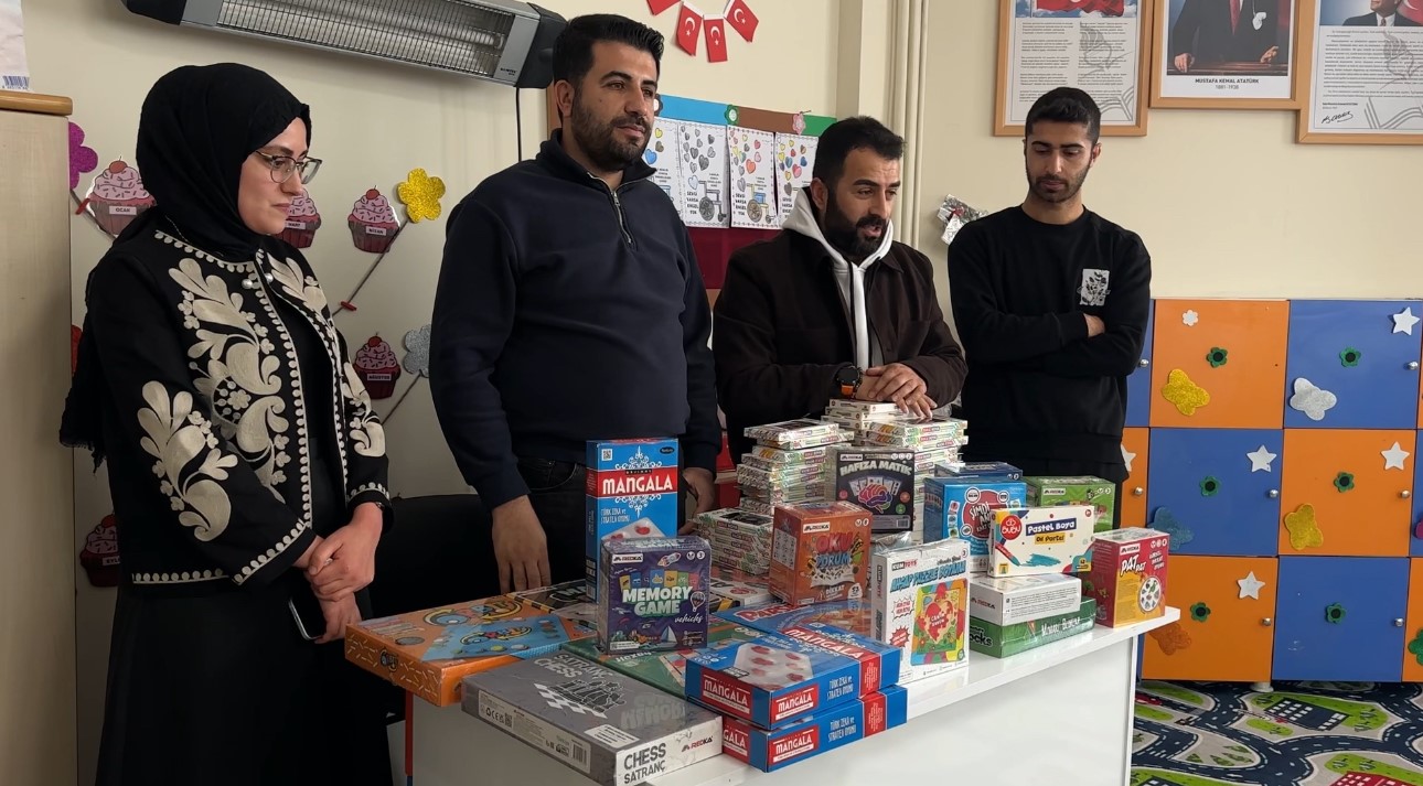 cilo dagi eteklerindeki okula zeka oyunu seti ile kirtasiye malzemesi hediye edildi 1 zzKOkKks