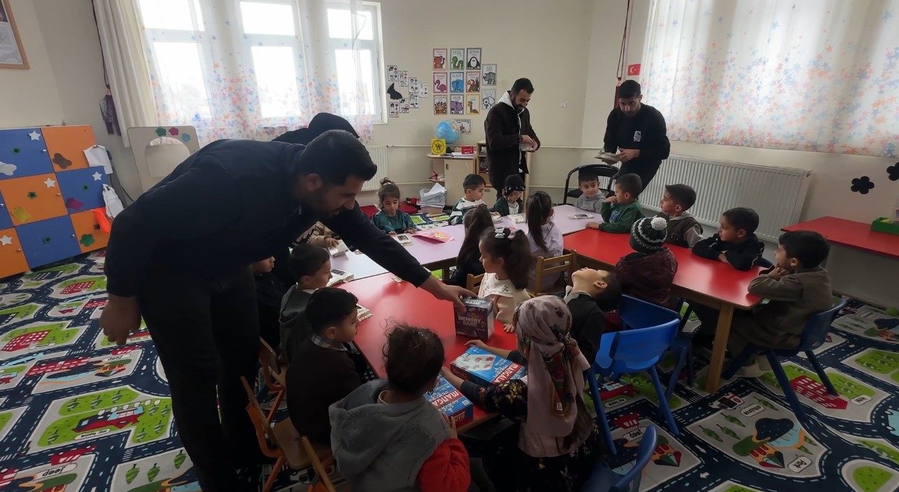cilo dagi eteklerindeki okula zeka oyunu seti ile kirtasiye malzemesi hediye edildi 2 rsN3Q8L5