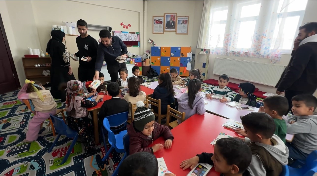 cilo dagi eteklerindeki okula zeka oyunu seti ile kirtasiye malzemesi hediye edildi 5 MbIuejvD