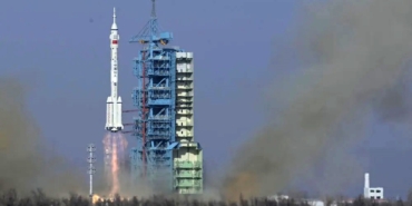 cin-shenzhou-22-uzay-aracini-basarili-bir-sekilde-yorungeye-gonderdi-19QGN8L3.jpg