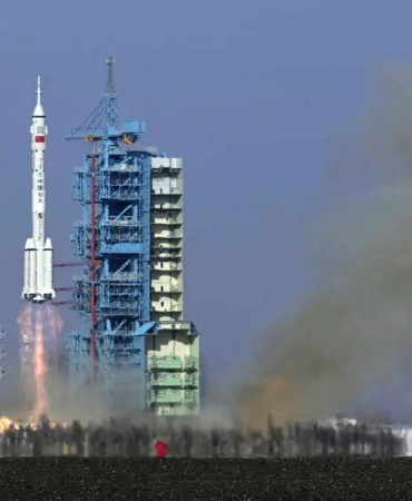 cin-shenzhou-22-uzay-aracini-basarili-bir-sekilde-yorungeye-gonderdi-19QGN8L3.jpg