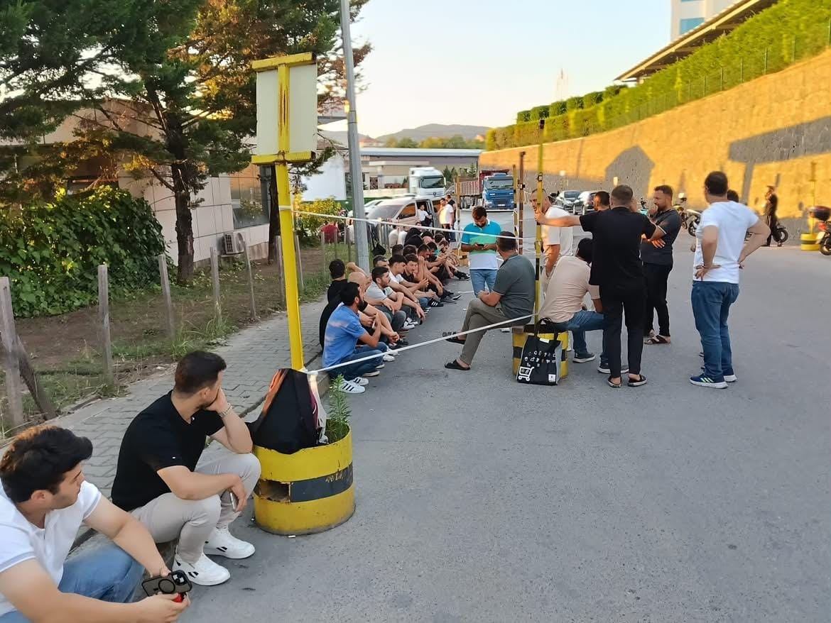 Çınar Çelik işçilerinden oturma eylemi 4 cinar celik iscilerinden oturma eylemi 0