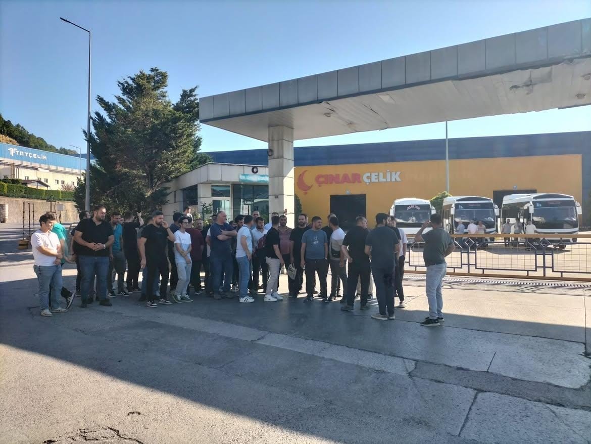Çınar Çelik işçilerinden oturma eylemi 5 cinar celik iscilerinden oturma eylemi 1 sTC9mOtY