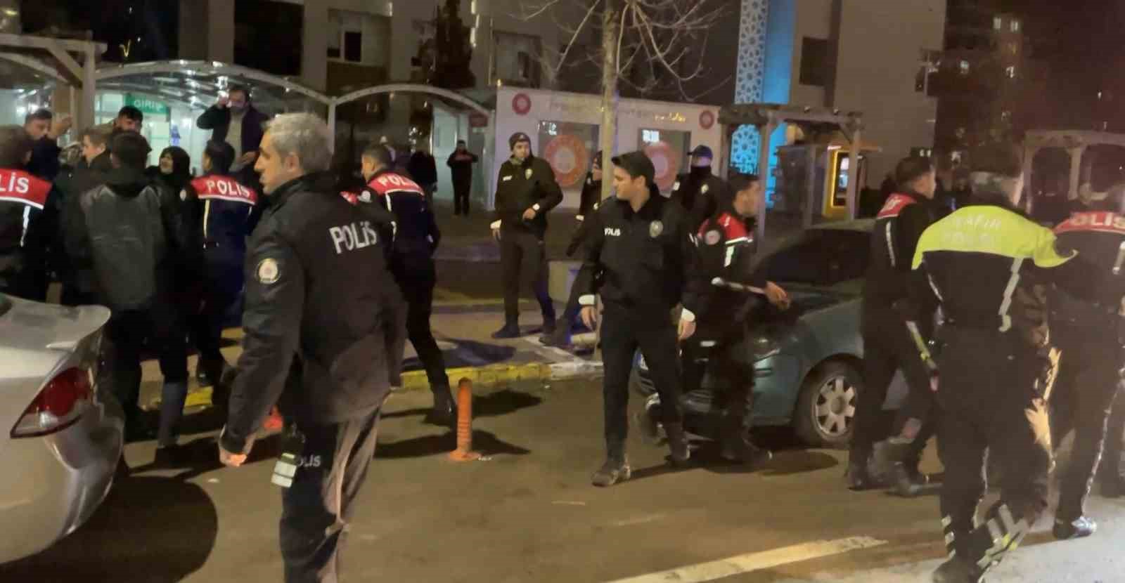 cinayet davasi sonrasi adliye onu karisti polis mudahale etti 4 yarali 12 gozalti 2 bWba5Oh8