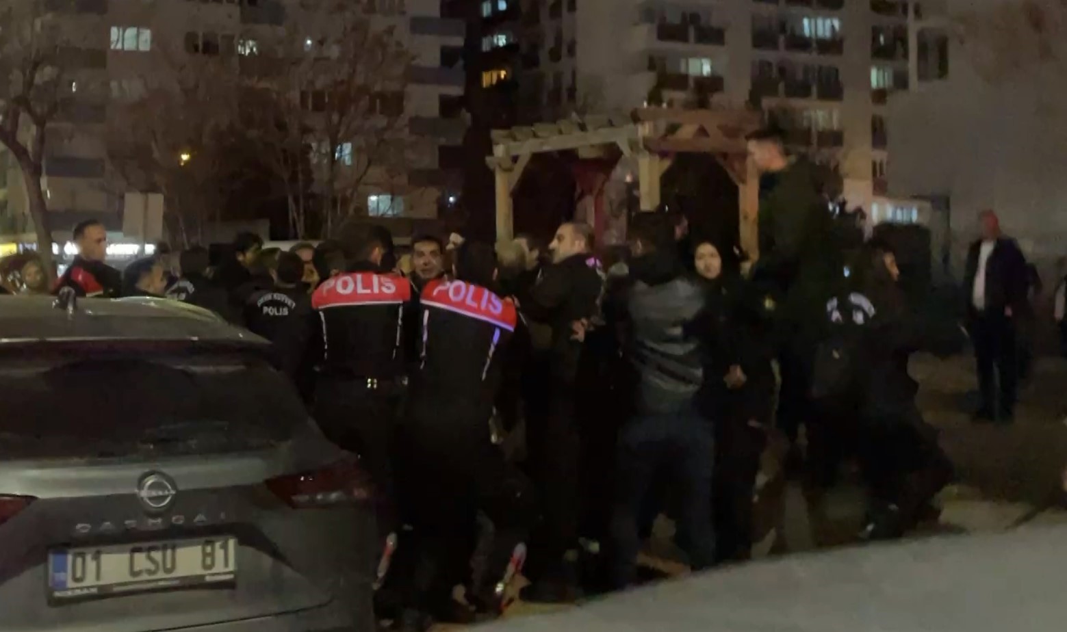 cinayet davasi sonrasi adliye onu karisti polis mudahale etti 4 yarali 12 gozalti 3 7qE8g9WB