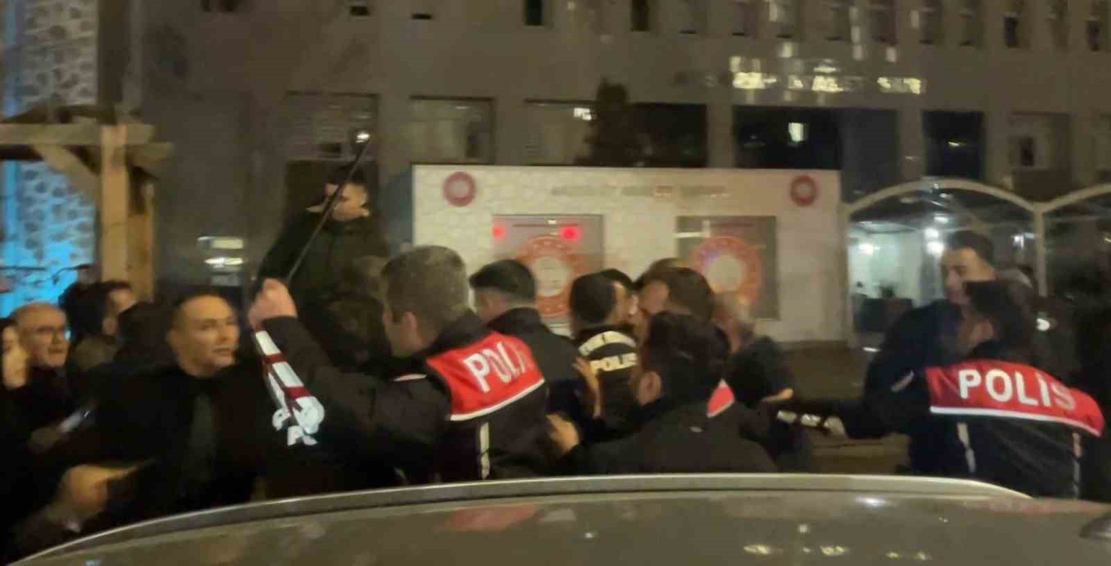 cinayet davasi sonrasi adliye onu karisti polis mudahale etti 4 yarali 12 gozalti 4