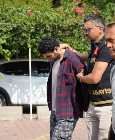 cinayet-davasinda-ilk-kez-hakim-karsisina-cikan-sanik-masanin-uzerindeki-bardagi-alip-basina-vurdum-1y4NT6ie.jpg