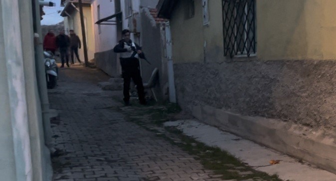 cinayet isledigini ihbar etti belirttigi adrese uzun namlulu silahlarla girildi 1 jXUhfNfN