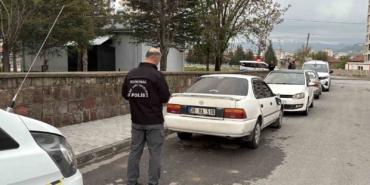cinayet-suphelilerinin-kactiklari-otomobil-ikametlerinin-yakininda-bulundu-QXXYhdOc.jpg