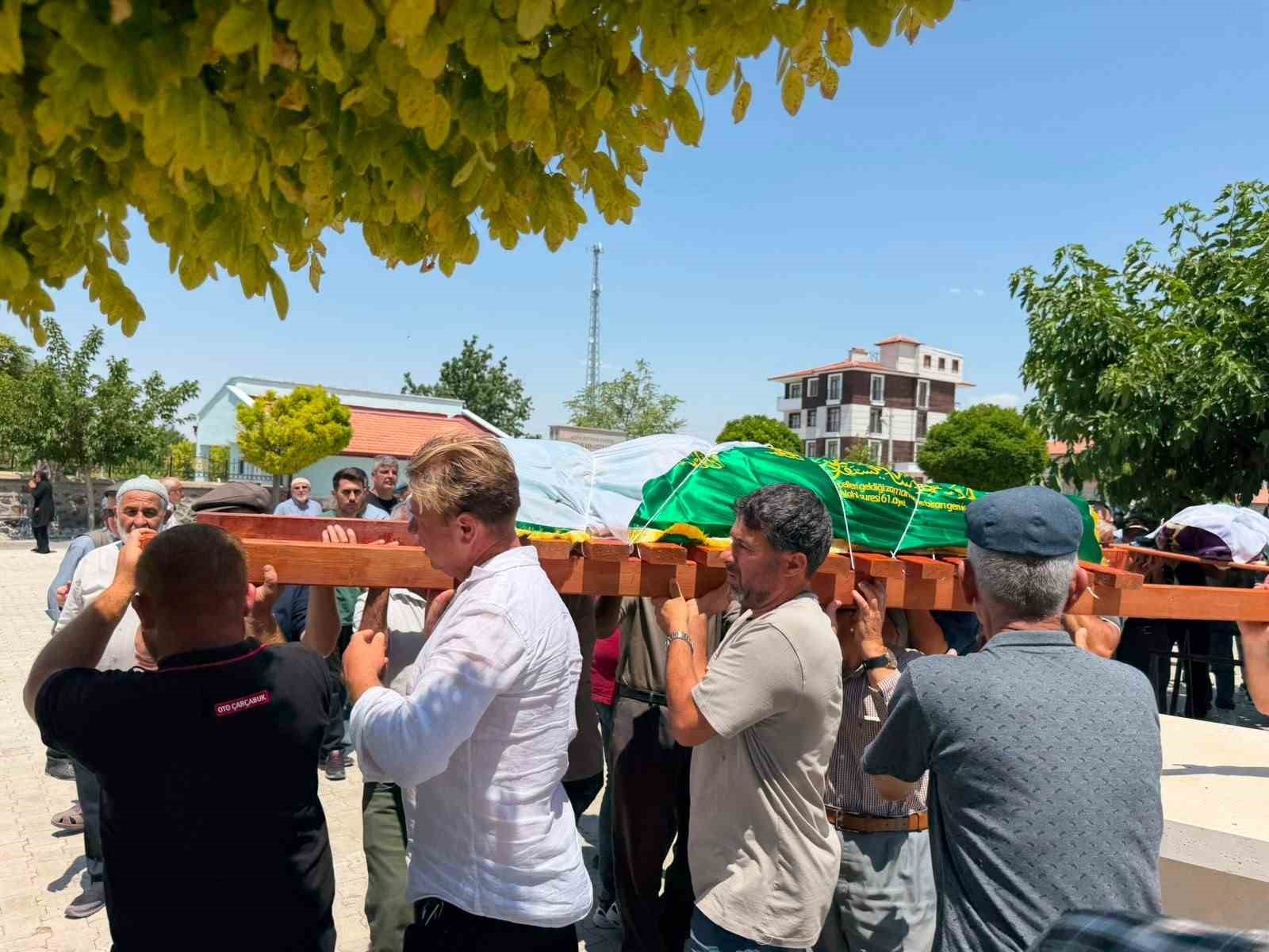 cinayete kurban giden anne ve kizina aci veda 0 rcvwYWzL