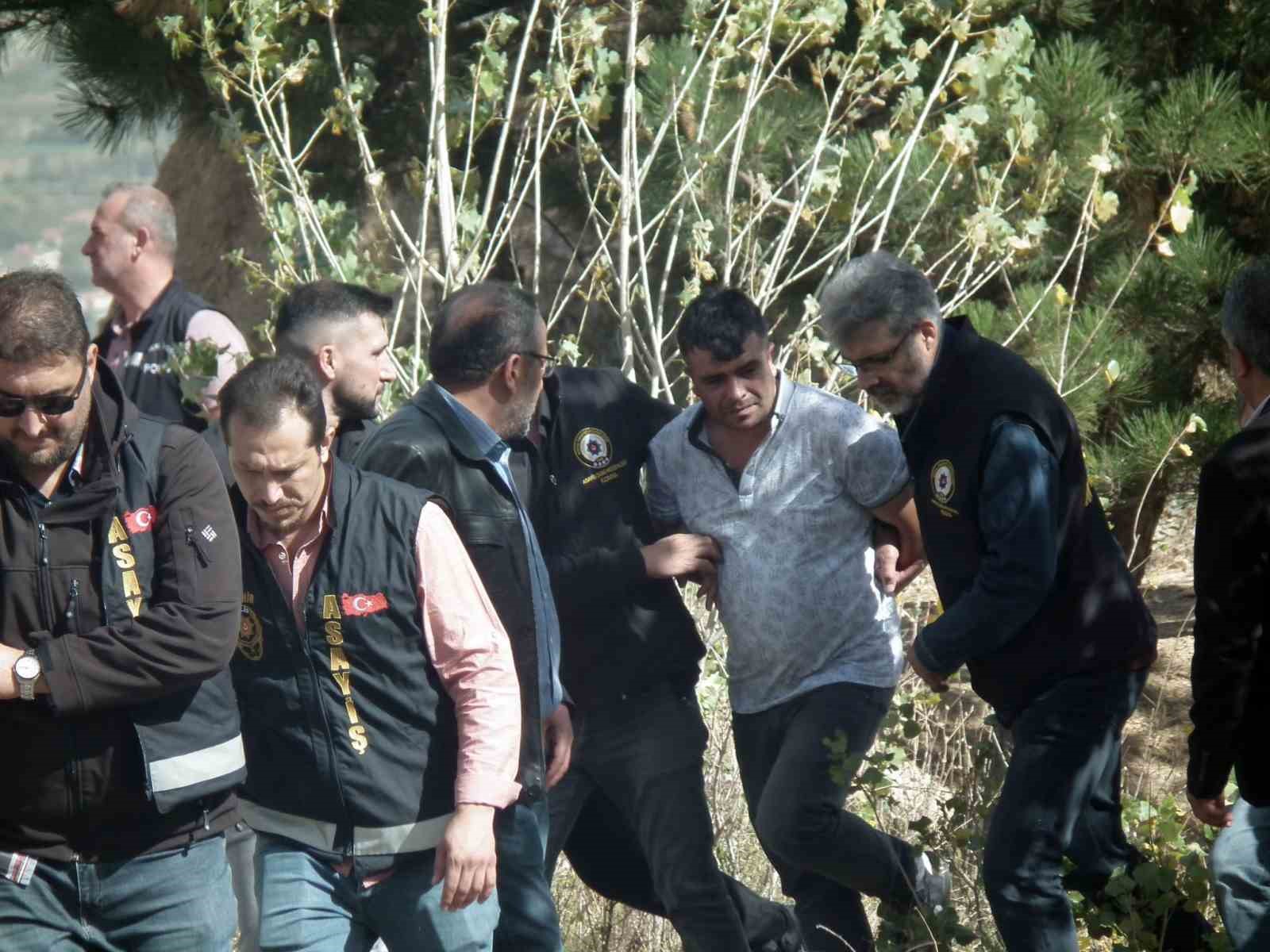 Cinayete kurban giden kadının cenazesini arayan anne baba: "En azından mezarı olsun" 6 cinayete kurban giden kadinin cenazesini arayan anne baba en azindan mezari olsun 2