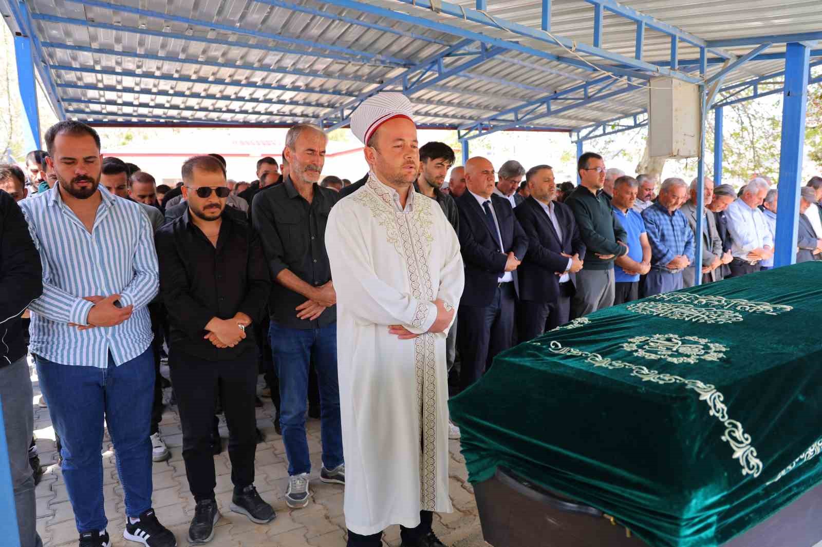 Cinayete kurban giden Kübra Yapıcı son yolculuğuna uğurlandı 4 cinayete kurban giden kubra yapici son yolculuguna ugurlandi 0 e2YNycrA