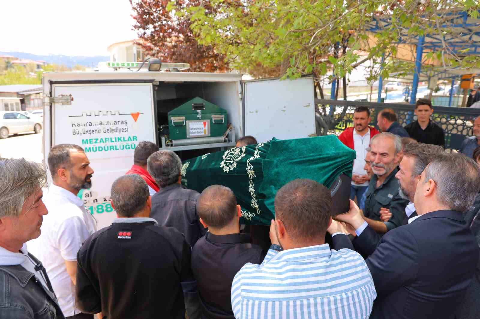 Cinayete kurban giden Kübra Yapıcı son yolculuğuna uğurlandı 5 cinayete kurban giden kubra yapici son yolculuguna ugurlandi 1 iOeOc62M