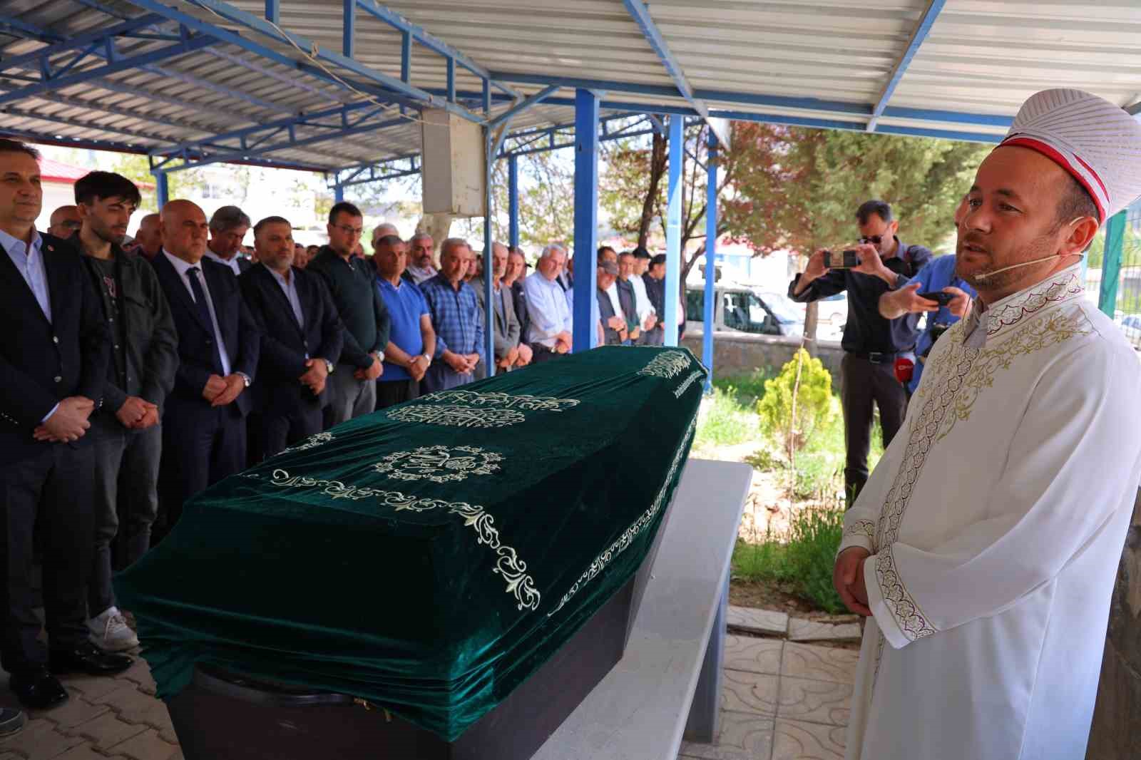 Cinayete kurban giden Kübra Yapıcı son yolculuğuna uğurlandı 6 cinayete kurban giden kubra yapici son yolculuguna ugurlandi 2 VKO7dSdz