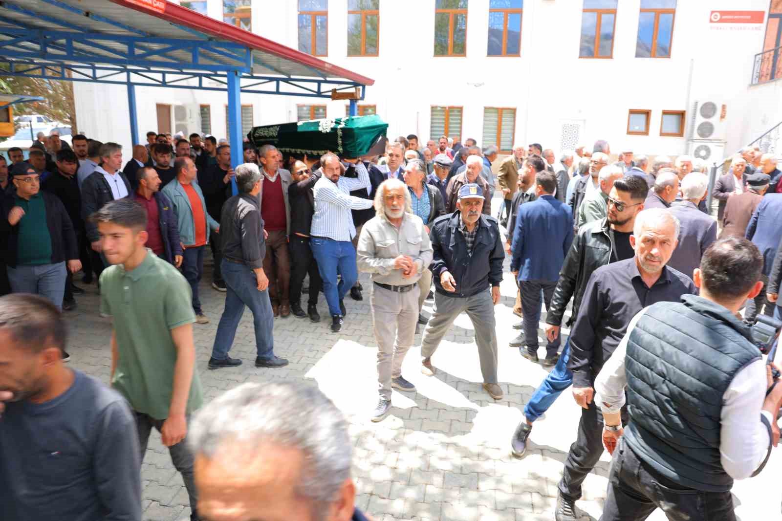 Cinayete kurban giden Kübra Yapıcı son yolculuğuna uğurlandı 8 cinayete kurban giden kubra yapici son yolculuguna ugurlandi 4 9AVcNSeN