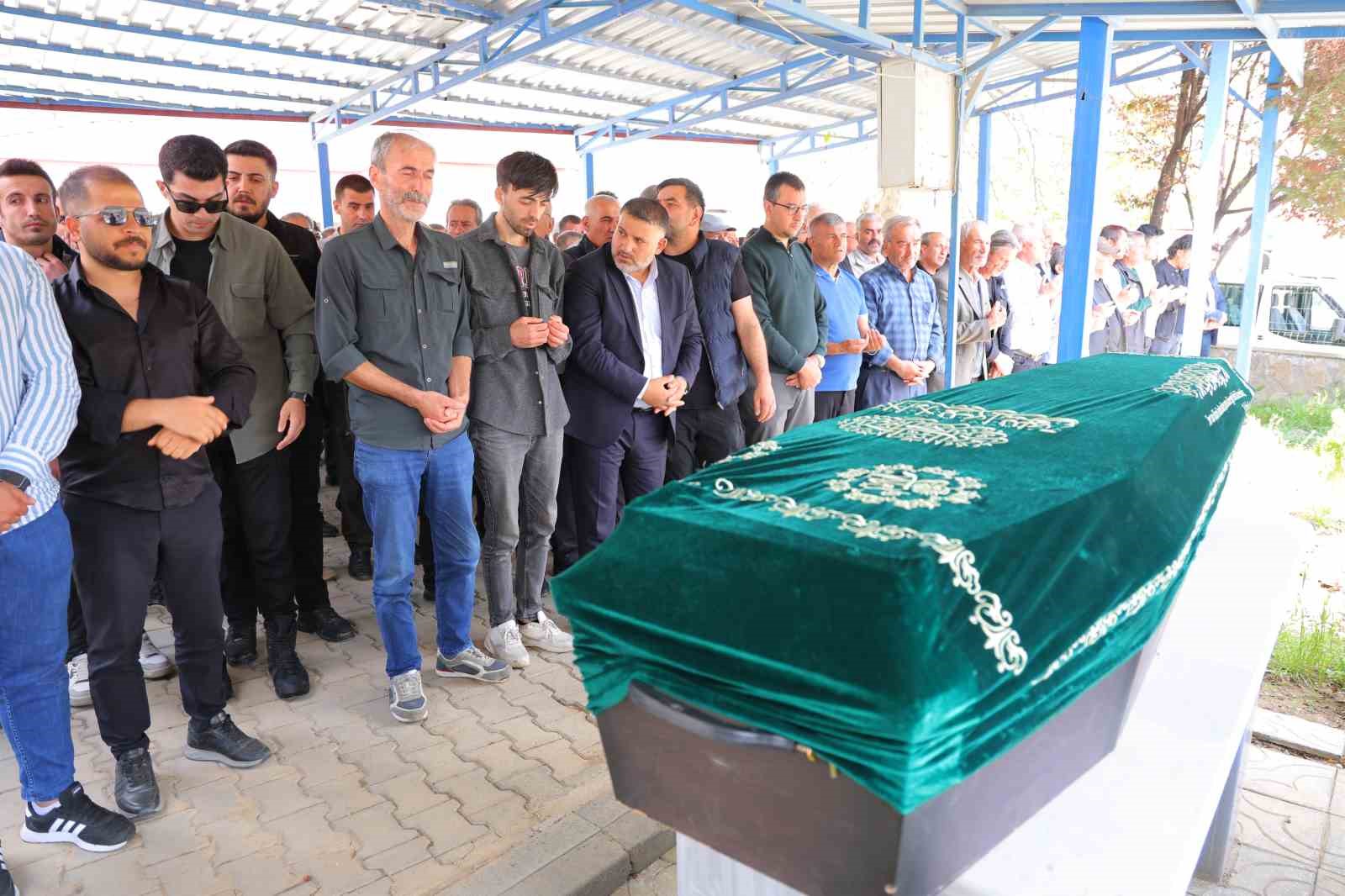 Cinayete kurban giden Kübra Yapıcı son yolculuğuna uğurlandı 9 cinayete kurban giden kubra yapici son yolculuguna ugurlandi 5 NgbnDLmY