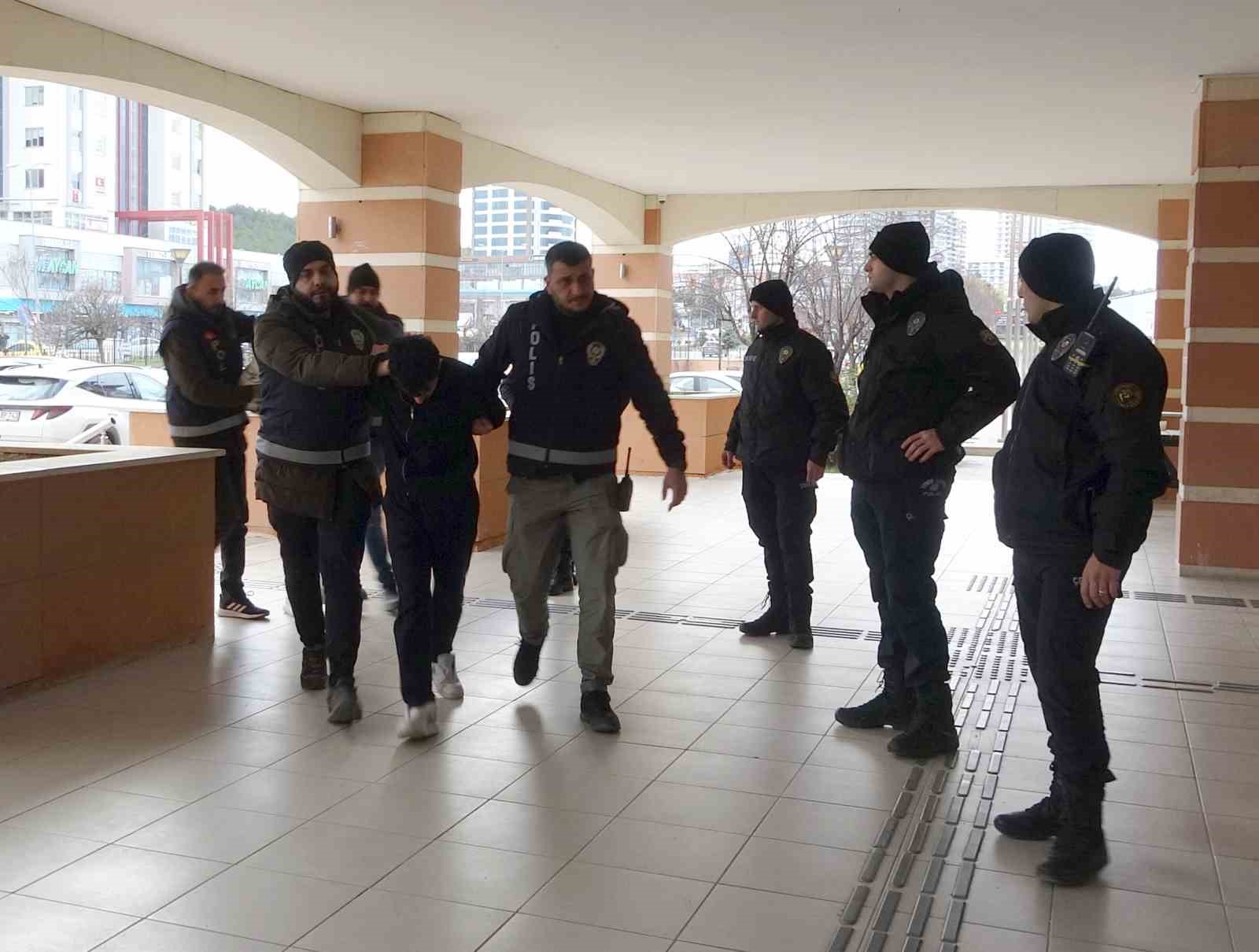 cinayetle sonuclanan bicakli kavganin zanlilari adliyeye sevk edildi 0 riDi55wp