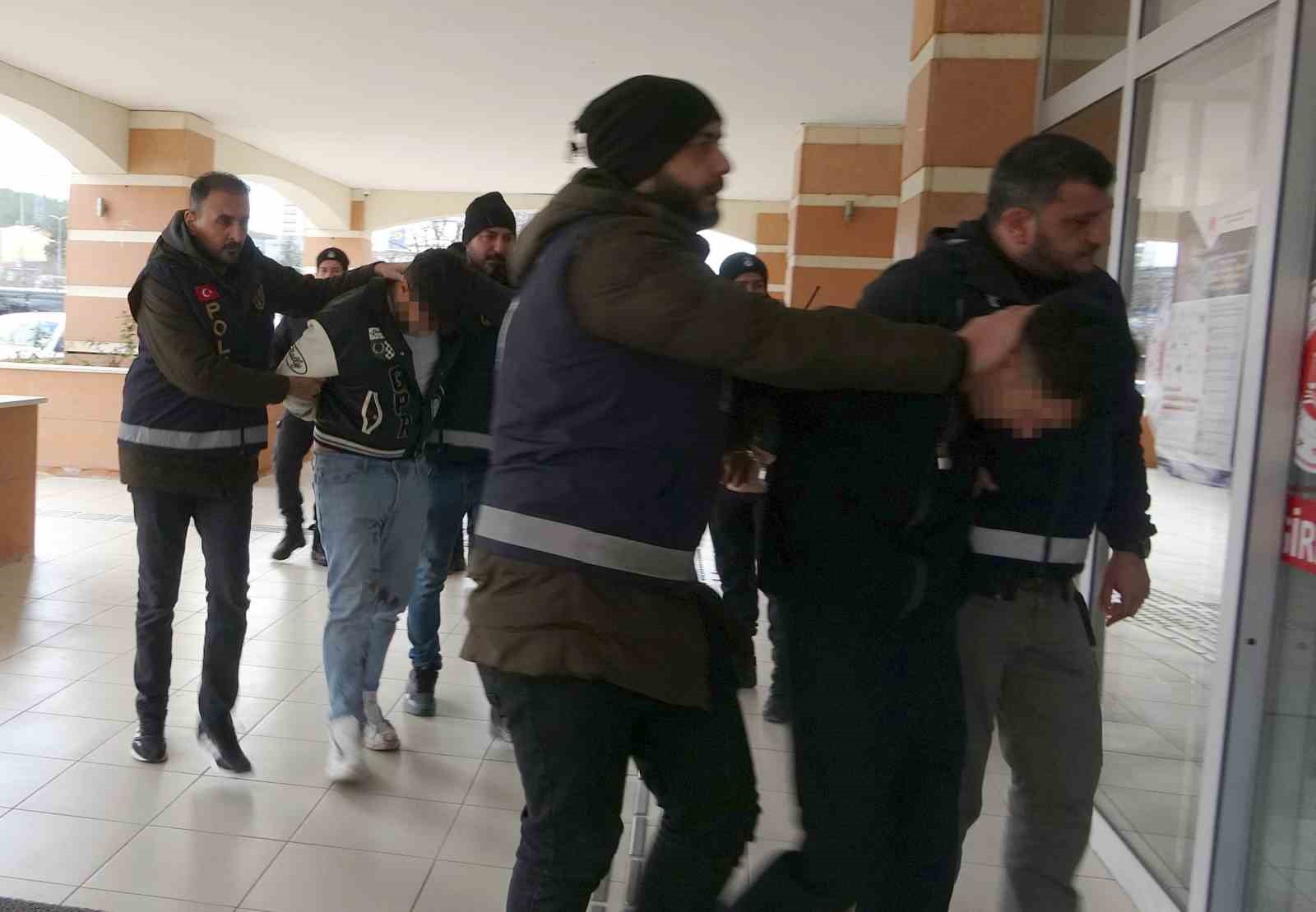 cinayetle sonuclanan kavganin saniklari mahkemede aileye bassagligi diledi 1