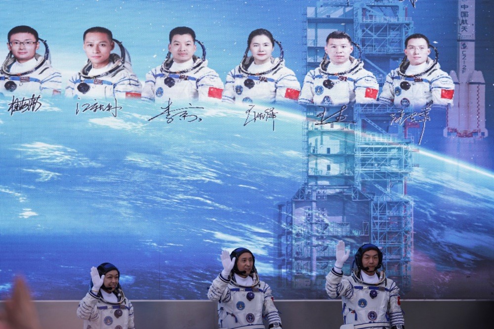 cinden uzaya gonderdigi bir astronotuna ilk kez 1 yillik gorev suresi 3 YYNUaJbK