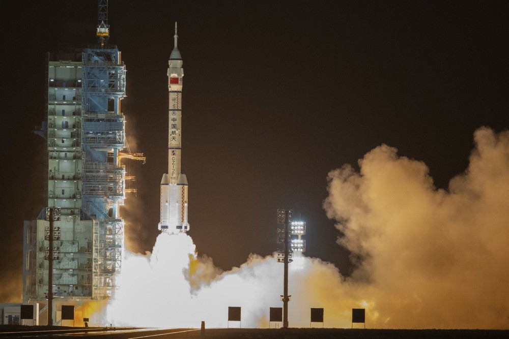 cinden uzaya gonderdigi bir astronotuna ilk kez 1 yillik gorev suresi 4 uLERuXEq