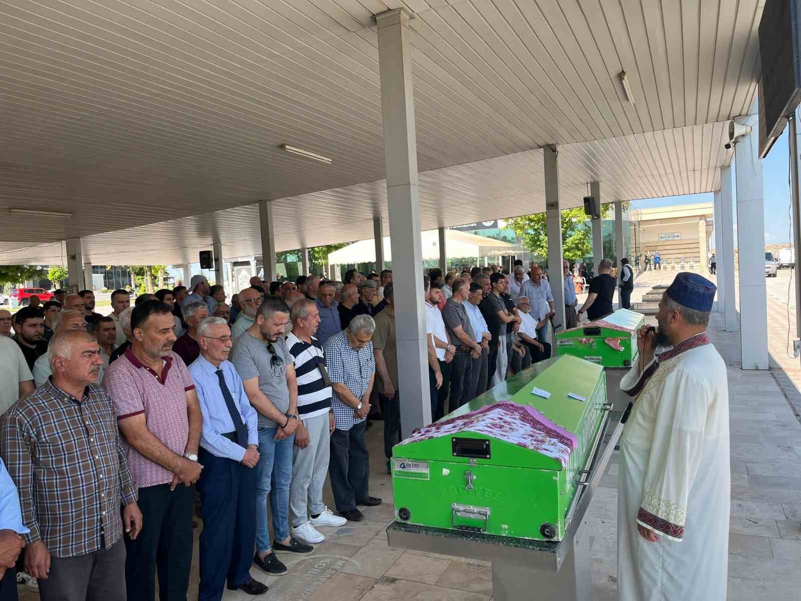 Cinnet kurbanı anne ve kızı defnedildi 4 cinnet kurbani anne ve kizi defnedildi 0 6r1FsPN2