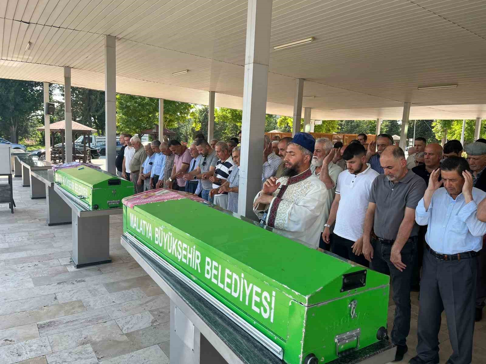 Cinnet kurbanı anne ve kızı defnedildi 5 cinnet kurbani anne ve kizi defnedildi 1 kPQMnpmG