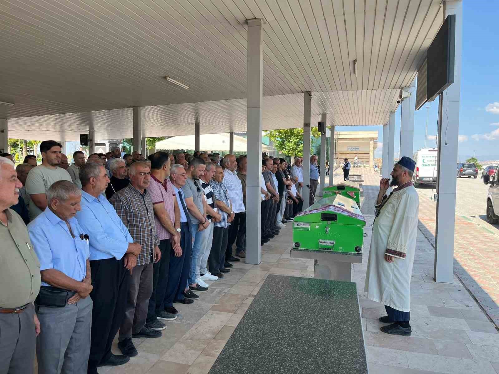Cinnet kurbanı anne ve kızı defnedildi 6 cinnet kurbani anne ve kizi defnedildi 2 OOTAqAdB