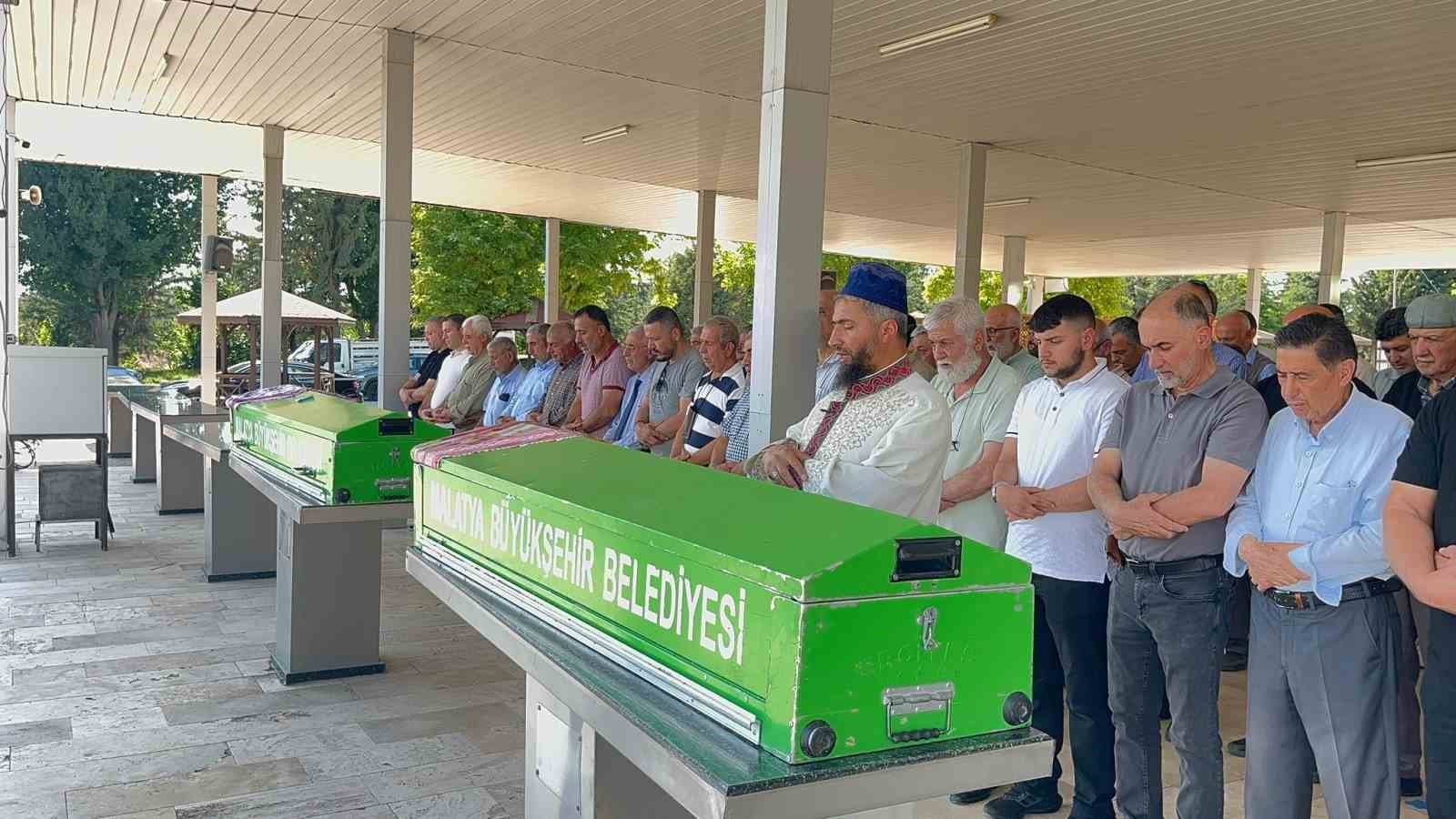 Cinnet kurbanı anne ve kızı defnedildi 7 cinnet kurbani anne ve kizi defnedildi 3 jHTmOHrr