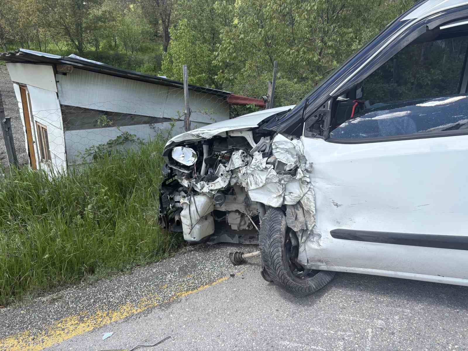 cip ile hafif ticari arac carpisti 3 yarali 2 m8YZDuz1