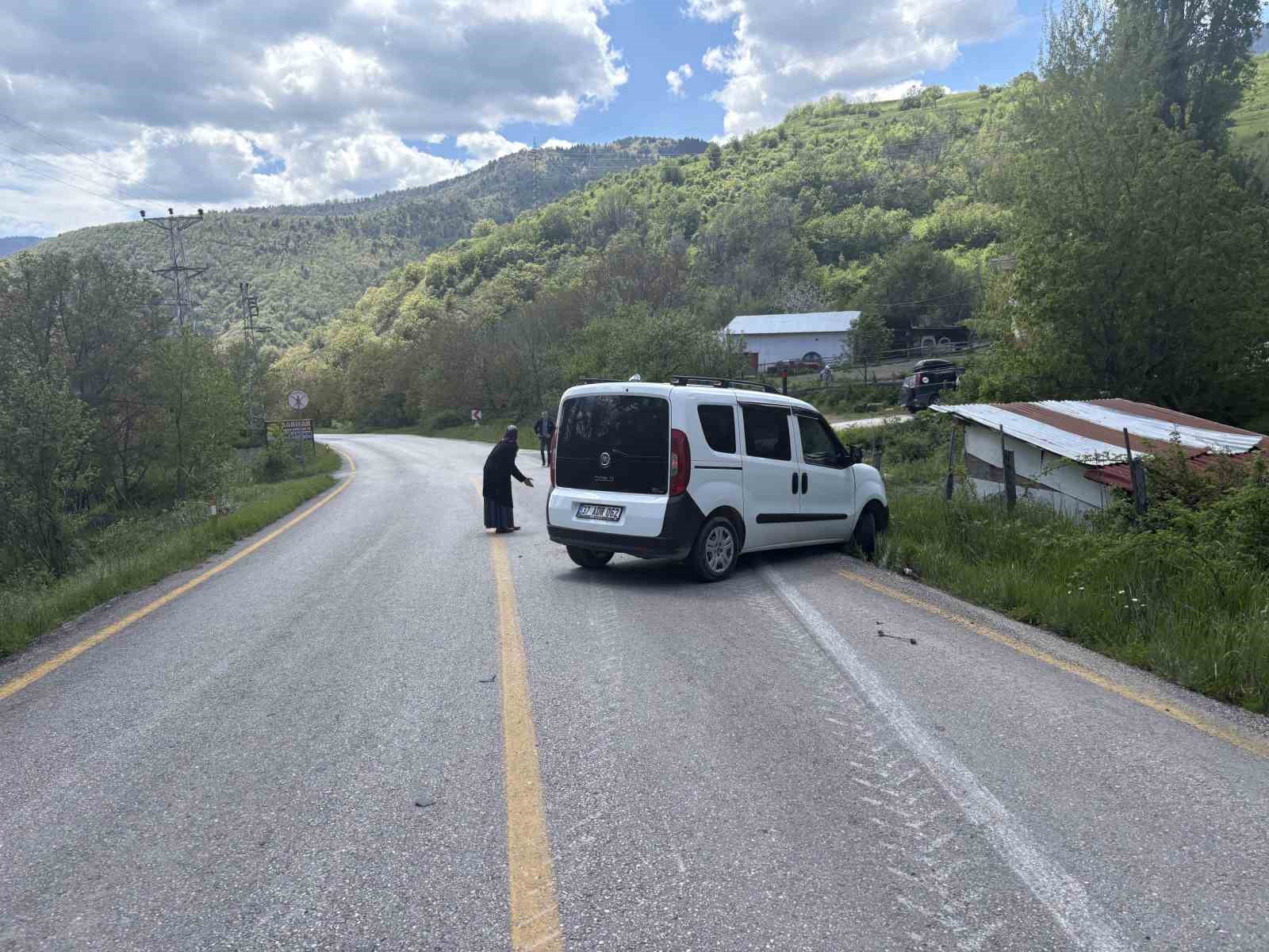 cip ile hafif ticari arac carpisti 3 yarali 4 tUrwtW7H
