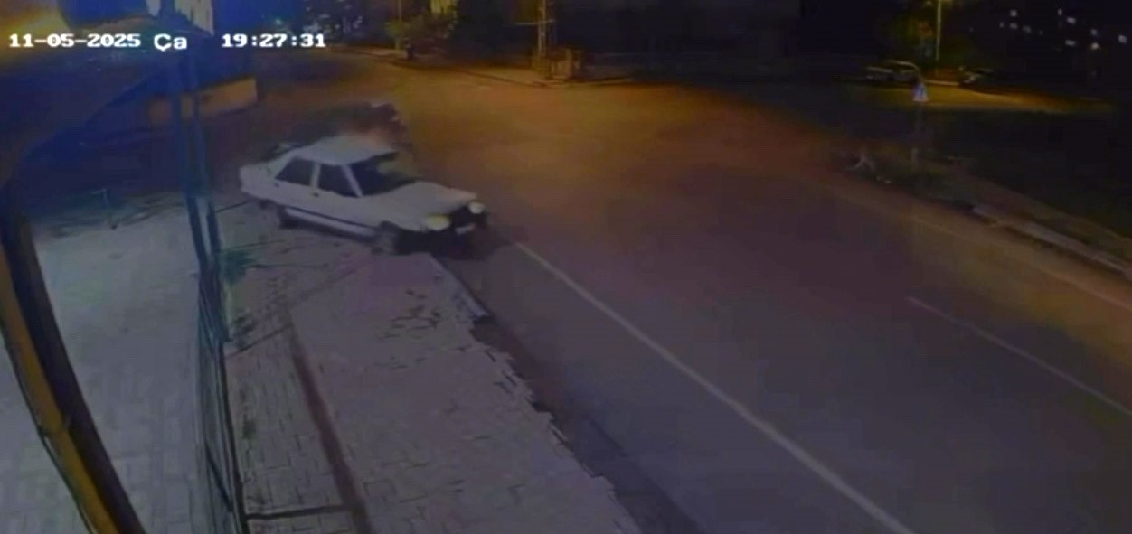 cip ile otomobil kafa kafaya carpisti 3 yarali 1 SIVYYvSi