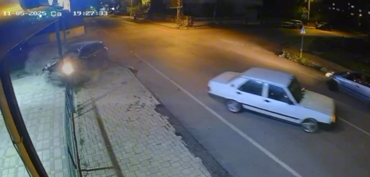 cip ile otomobil kafa kafaya carpisti 3 yarali 2 i5QfjlyV
