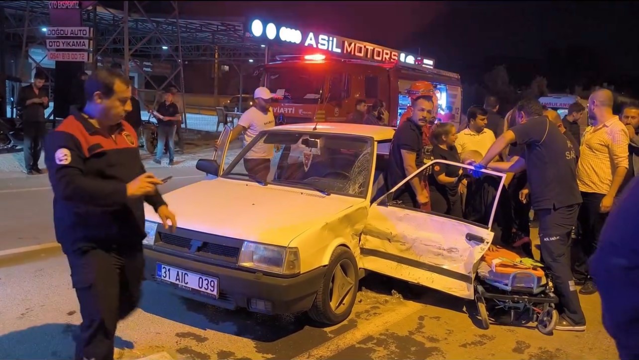 cip ile otomobil kafa kafaya carpisti 3 yarali 4 ijy8nV68